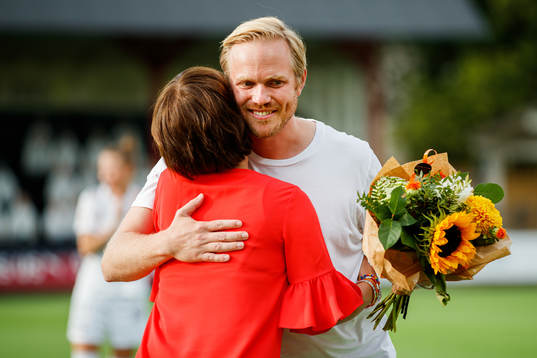Rosengårds tränare Jonas Eidevall tackas av
