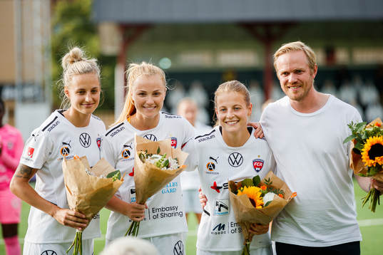 Rosengårds Nathalie Björn , Glódís Perla Viggósdóttir, Anna Anvegård och tränare Jonas Eidevall tackas av