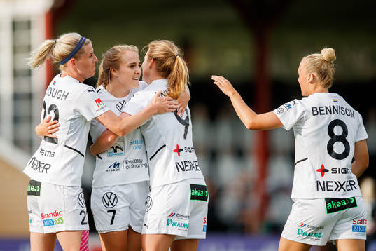 Rosengårds Olivia Schough , Fiona Brown, och Hanna Bennison jublar med Anna Anvegård efter 2-0