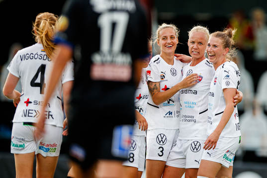 Rosengårds Nathalie Björn , Caroline Seger och Emma Berglund jublar efter 4-0