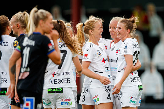 Rosengårds Glódís Perla Viggósdóttir, Caroline Seger och Emma Berglund jublar efter 4-0