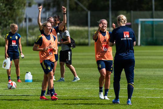 Rebecka Blomqvist, Amanda Ilestedt, Hanna Glas och målvakt Hedvig Lindahl