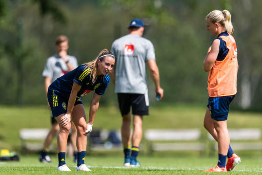 Kosovare Asllani tar sig mot vaden