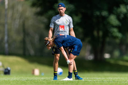 Kosovare Asllani tar sig mot vaden