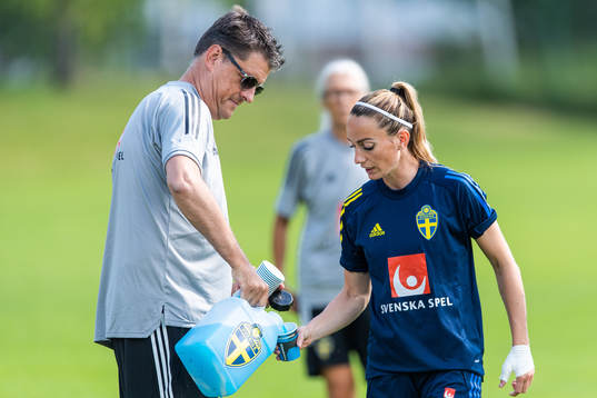 Läkare Mats Börjesson häller upp dricka till Kosovare Asllani