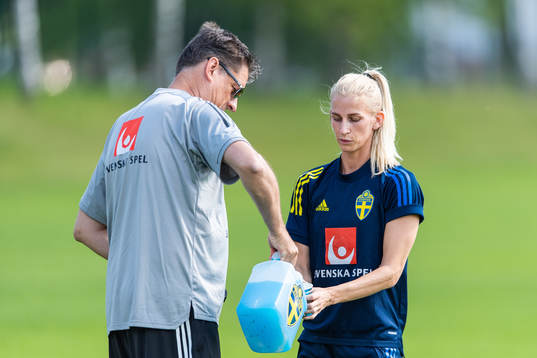 Läkare Mats Börjesson häller upp dricka till Sofia Jakobsson