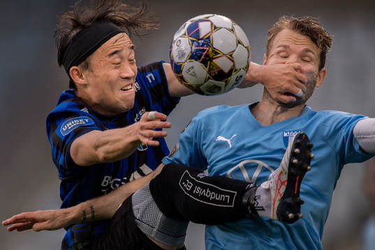 Sirius Yukiya Sugita i kamp med Malmö FFs Oscar Lewicki