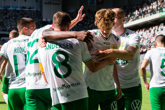 Hammarbys Williot Swedberg jublar tillsammans med sina lagkamrater efter att ha gjort 3-1 för Hammarby