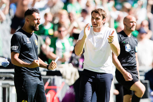 Hammarbys Imad Khalili och tränare Milos Milojevic jublar