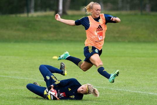 Hanna Bennison och målvakten Jennifer Falk