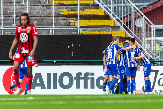 IFK Göteborgs Robin Söder jublar med lagkamrater efter att han gjort 1-3