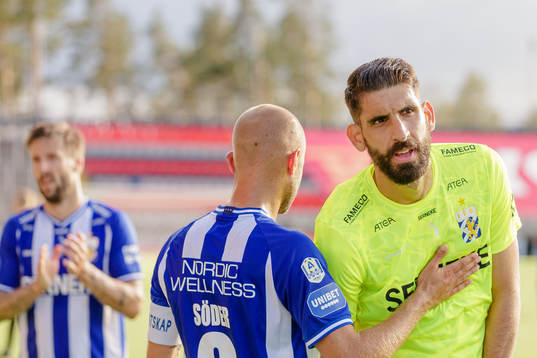 IFK Göteborgs målvakt Giannis Anestis jublar med med Robin Söder