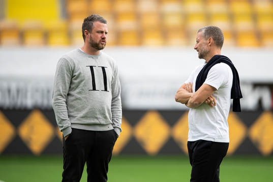 Elfsborgs manager Jimmy Thelin samtalar med Örebros Axel Kjäll