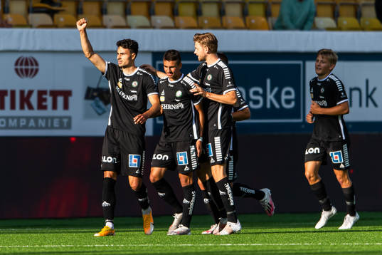 Örebros Deniz Hümmet (till vänster) jublar med lagkamrater efter att han gjort 1-1