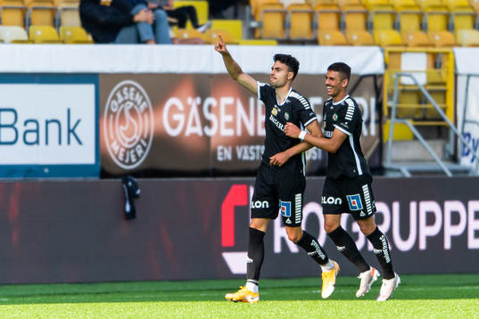 Örebros Deniz Hümmet (till vänster) jublar med lagkamrater efter att han gjort 1-1