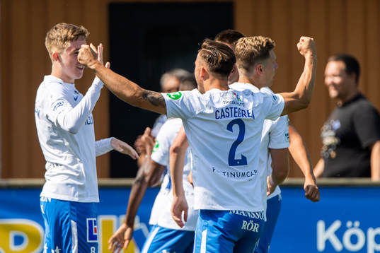 IFK Norrköpings Maic Sema jublar med lagkamrater efter att han gjort 0-1