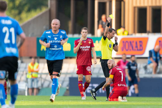 Halmstads Simon Lundevall får gult kort av domare Andreas