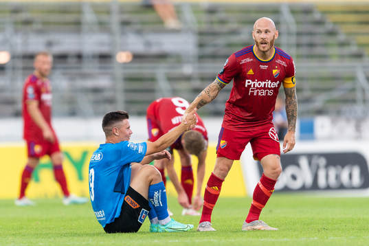 Halmstads Markus Antonsson får hjälp upp av Djurgårdens