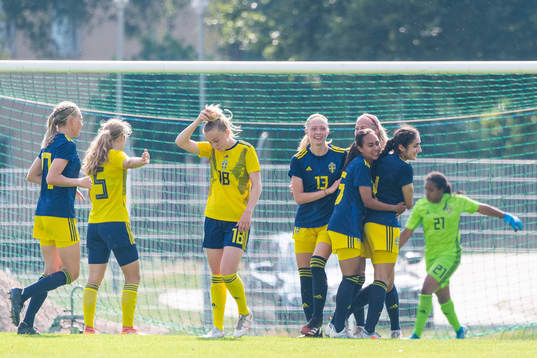 s Nesrin Akgun (till höger) jublar med Cajsa Rubensson, Nicole Ruiz Granados och Lisa Frisk efter att hon gjort 2-3 under en internmatch i fotboll mellan Sveriges F18 och F17 den 14 juli 2021 i Göteborg. 