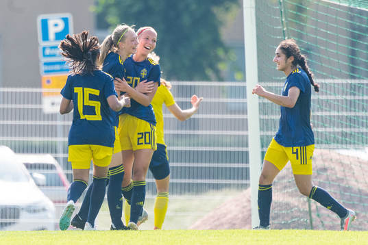 s Nicole Ruiz Granados, Cajsa Rubensson, Lisa Frisk och Nesrin Akgun jublar efter 2-2 under en internmatch i fotboll mellan Sveriges F18 och F17 den 14 juli 2021 i Göteborg. 