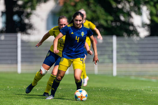 s Alice Bergström och F17:s Nesrin Akgun under en internmatch i fotboll mellan Sveriges F18 och F17 den 14 juli 2021 i Göteborg. 