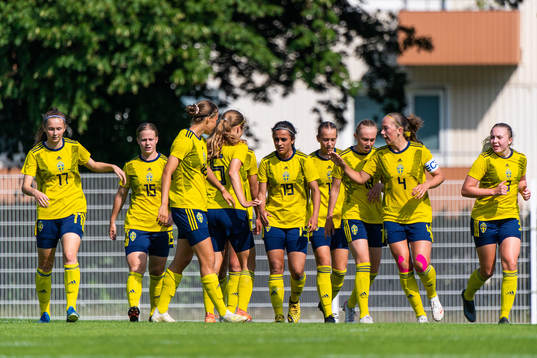 s Alice Söndergaard, Fiona Eriksson, Sofia Reidy, Emilia Pelgander, Chloe Eriksson, Emilia Pelgander, Nesrin Akgun och Lisa Löwing jublar efter 2-1 under en internmatch i fotboll mellan Sveriges F18 och F17 den 14 juli 2021 i Göteborg. 