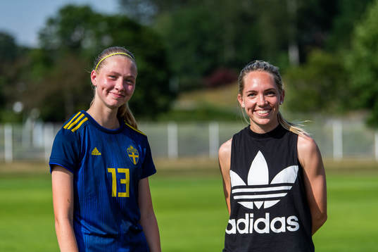 s Cajsa Rubensson tillsammans med sin syster Häckens Elin Rubensson efter en internmatch i fotboll mellan Sveriges F18 och F17 den 14 juli 2021 i Göteborg. 