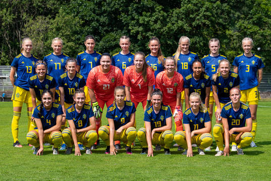  Cajsa Rubensson, Louise Larsson, Vera Ivarsson, Hedda Johansson, Svea Renberg, Hanna Stenberg, Sofia Reidy och Lisa Löwing. Mellersta raden från vänster: Chloe Eriksson, Nea Flyborg, målvakt Catlin Currie, målvakt Elvira Björklund, målvakt Nadine Allard, Nicole Ruiz Granados och Linnea Follow. Nedre raden från vänster: Nesrin Akgun, Lucia Duras, Isabella Svanström, Emilia Pelgander, Matilda Nilden och Lisa Frisk.