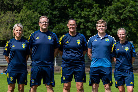 s ledare: målvaktstränare Maria Busk Madland, assisterande förbundskapten Johan Runnander och assisterande förbundskapten Annelie Norén, under en internmatch i fotboll mellan Sveriges F18 och F17 den 14 juli 2021 i Göteborg. 