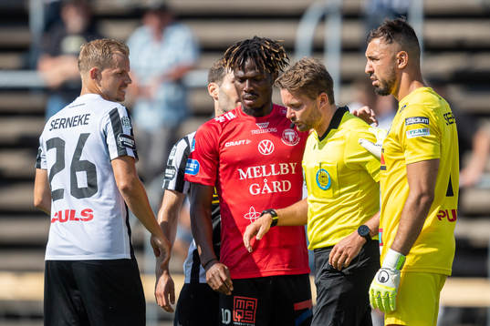 Domare Joakim Östling är skadad och får hjälp av