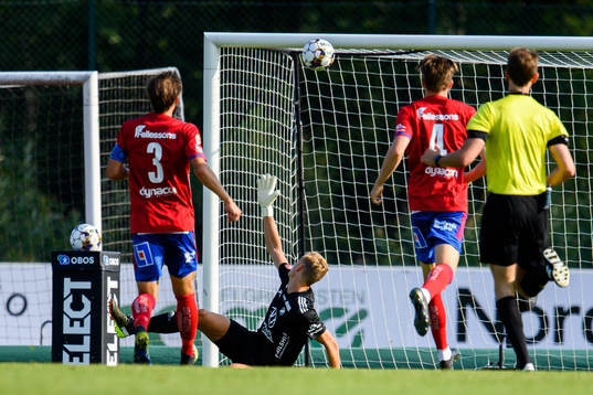 Värnamos Christioan Moses , ej i bild, gör 1-0 bakom Östers målvakt Robin Malmkvist