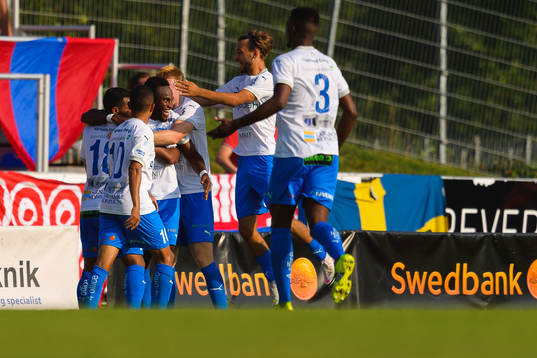 Värnamos Christioan Moses jublar efter sitt 1-0 mål