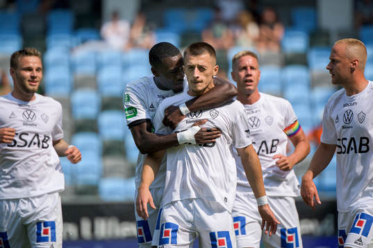 Brages Adil Titi och Leonard Pllana jublar efter 0-1
