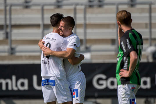 Brages Nicolas Gianini Dantas och Shkodran Maholli jublar efter 0-2