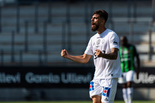 Brages Nicolas Gianini Dantas jublar efter att Shkodran Maholli (ej i bild) gjort 0-2