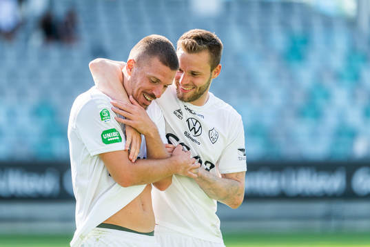 Brages Shkodran Maholli och Niklas Söderberg jublar efter