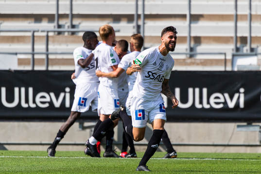 Brages Nicolas Gianini Dantas jublar efter att Brages Shkodran Maholli (ej i bild) gjort 0-2