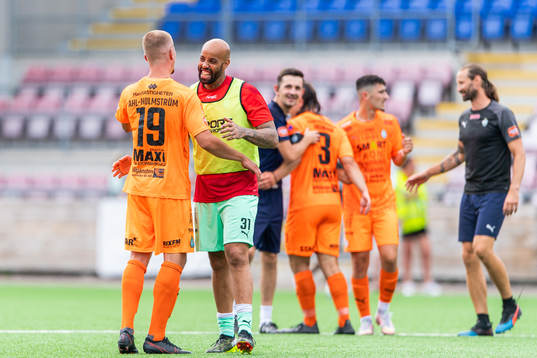 AFC Eskilstunas Alexander Ahl Holmström och målvakt Joshua Wicks jublar