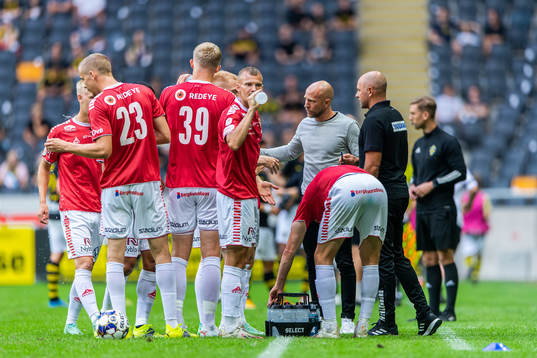 Kalmars tränare Henrik Rydström pratar med spelarna vid en vätskepaus