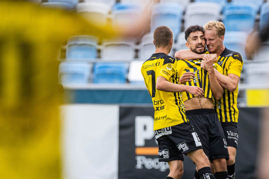 Häckens Daleho Irandust (mitten) jublar med Leo Bengtsson och Gustav Berggren efter att han gjort 0-1
