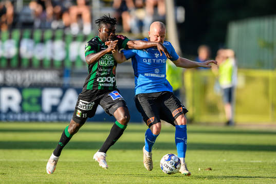 Varbergs Gideon Mensah och Halmstads Simon Lundevall