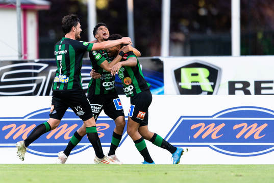 Varbergs Ryan Moon jublar med lagkamrater efter 0-1