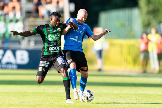 Varbergs Gideon Mensah och Halmstads Simon Lundevall