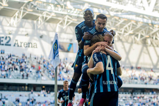 Djurgårdens Jacob Une Larsson jublar tillsammans med Edward Chilufya, Haris Radetinac och Kalle Holmberg efter 1-0