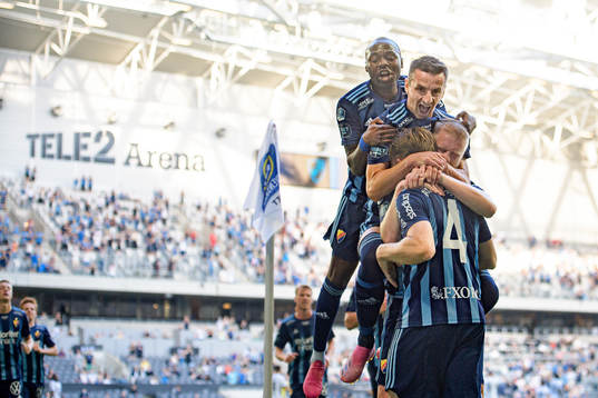 Djurgårdens Edward Chilufya , Haris Radetinac , Kalle Holmberg och Jacob Une Larsson jublar efter 1-0