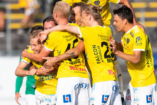 Falkenbergs Tobias Englund jublar med laget