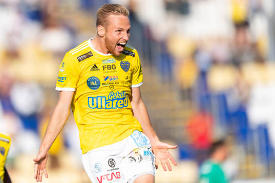 Falkenbergs Tobias Englund jublar efter 1-0