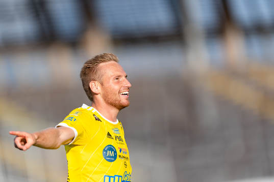 Falkenbergs Tobias Englund jublar efter 1-0