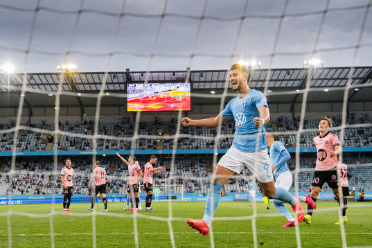Antonio Colak of Malmö FF celebrates