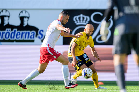 Vadim Bolohan of Milsami Orheis and Robert Gojani of